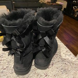 UGGS, Black baileys bow